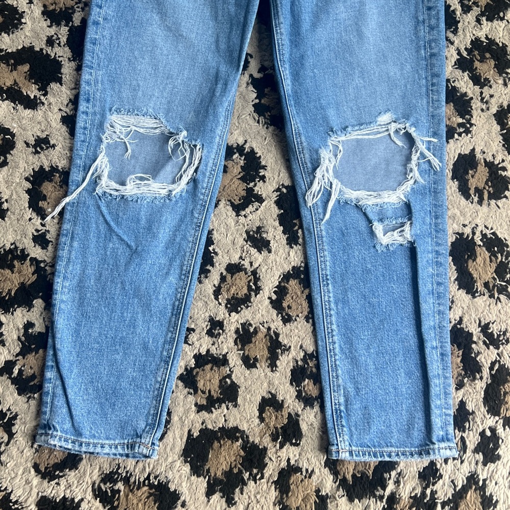 American Eagle Strigid destroyed Mom Jeans size 2 - Picture 3 of 5